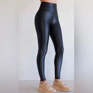 EUC Carbon38 - High-Rise Takara Shine Full-Length Legging - Black - M